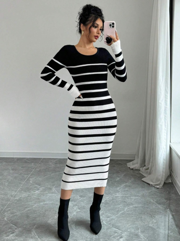 Robe Pull Slim à rayures, contrastes de couleurs noir et blanc